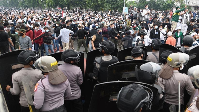 Habib Rizieq Divonis 4 Tahun Penjara, Massa Pendukung Bentrok dengan Polisi - Bagian 1