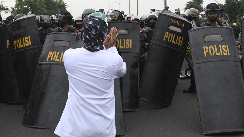 Kompak, Massa Habib Rizieq Bergandengan Tangan Membentuk Barikade Manusia - Bagian 3