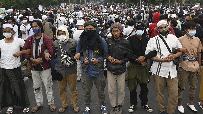 Kompak, Massa Habib Rizieq Bergandengan Tangan Membentuk Barikade Manusia - Bagian 1