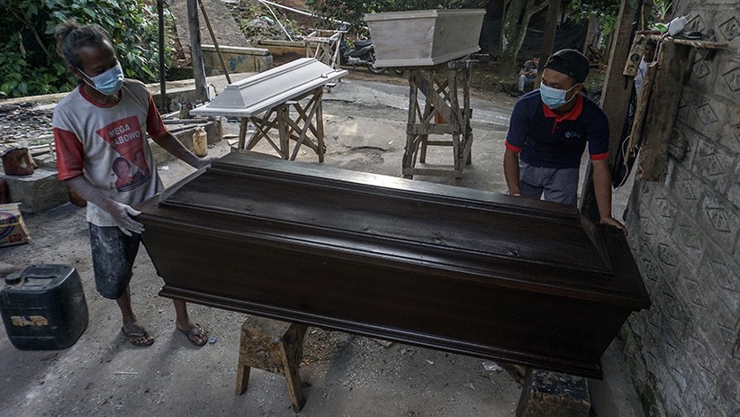 Angka Kematian akibat Covid-19 Tinggi, Pesanan Peti Jenazah Meningkat - Bagian 3