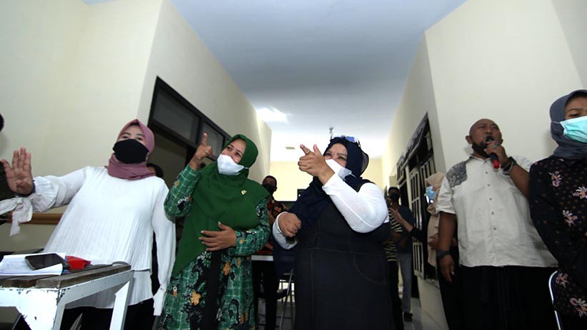 Penyandang Disabilitas Menyanyi dengan Bahasa Isyarat - Bagian 1