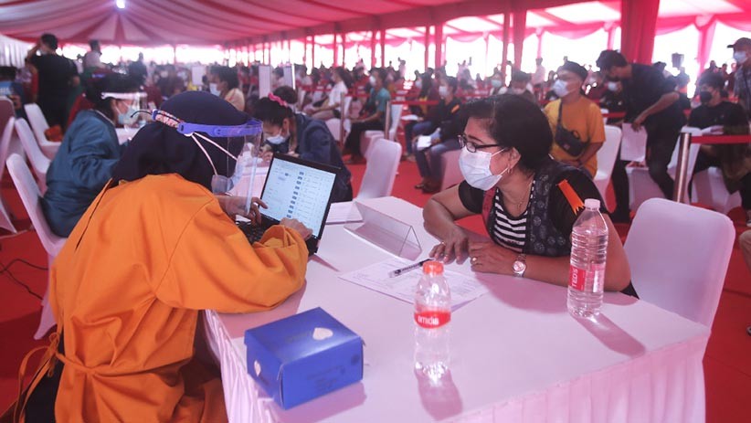 5.000 Orang Divaksin Covid-19 di Lapangan Bhayangkara - Bagian 2