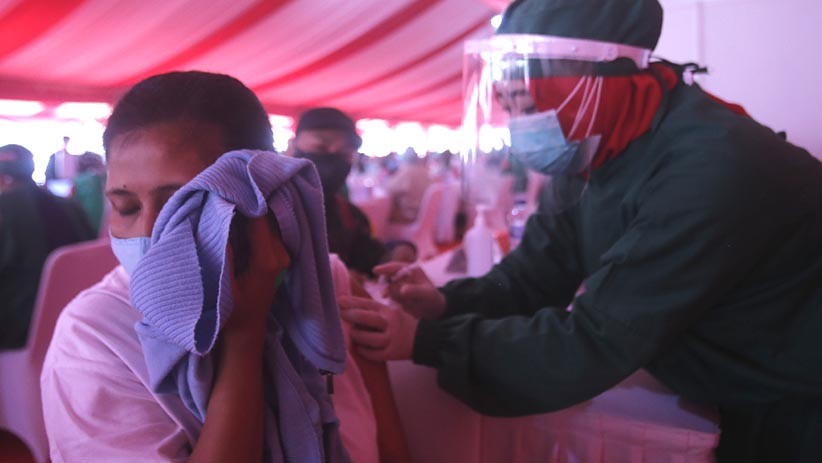 5.000 Orang Divaksin Covid-19 di Lapangan Bhayangkara - Bagian 1