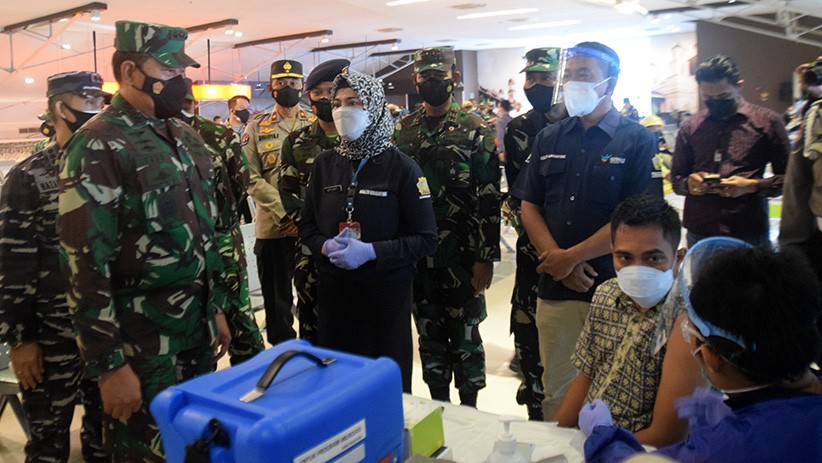 KSAL Tinjau Serbuan Vaksinasi di Surabaya dan Semarang - Bagian 5