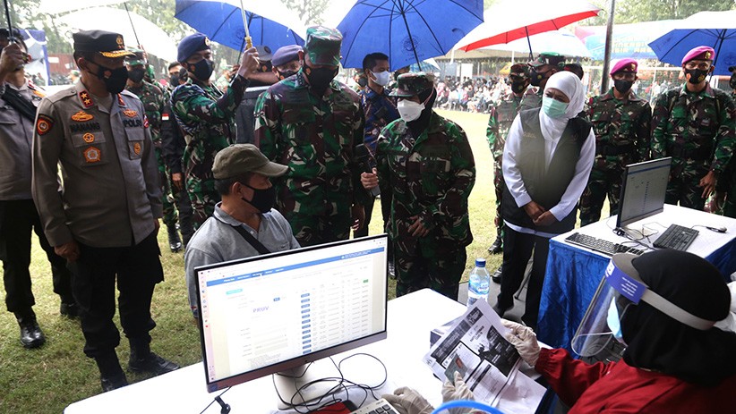 KSAL Tinjau Serbuan Vaksinasi di Surabaya dan Semarang - Bagian 1