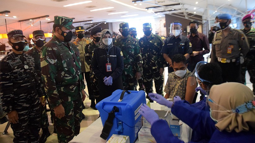 KSAL Tinjau Serbuan Vaksinasi di Surabaya dan Semarang - Bagian 4
