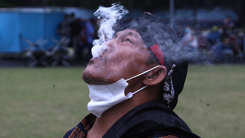 Begini Ritual Pawang Hujan Menggeser Awan Gelap - Bagian 3