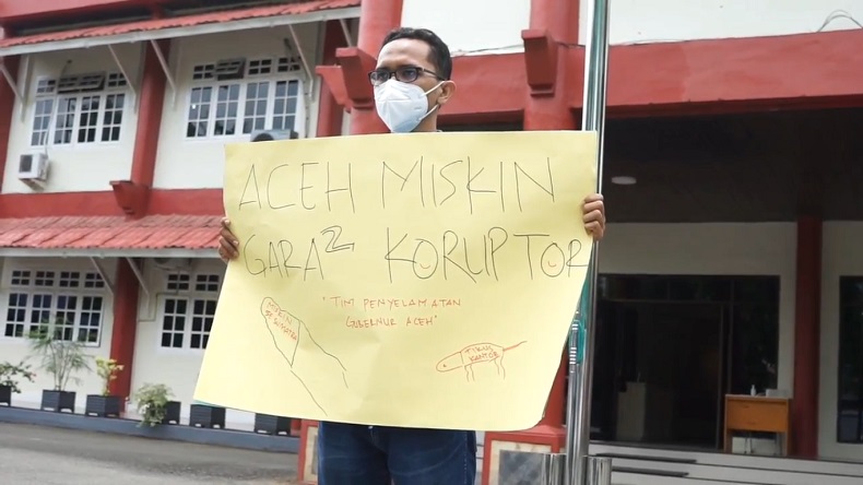 Dukung KPK Usut Korupsi, Pemuda Gelar Aksi Diam di Kantor BPKP Aceh