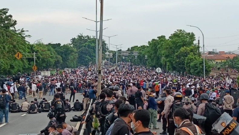 Tak Berhasil Tembus Barikade Polisi, Simpatisan Habib Rizieq Bertahan Lantunkan Selawat