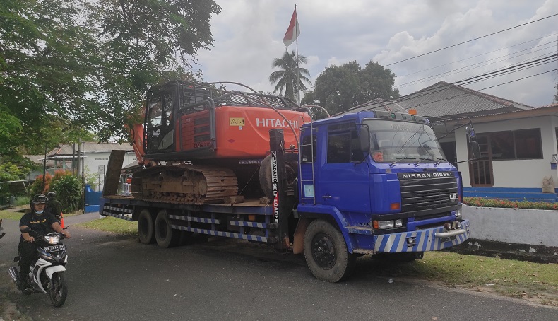 Truk Pengangkut Ekskavator di Bangka Barat Seruduk Baliho hingga Ambruk