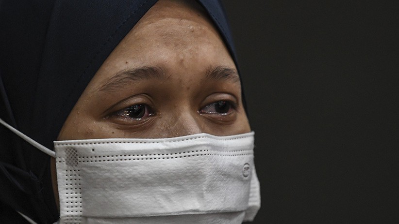 Isak Tangis Iringi Pelepasan Jenazah Tenaga Kesehatan Meninggal Terpapar Covid - Bagian 3