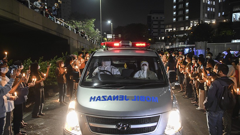 Isak Tangis Iringi Pelepasan Jenazah Tenaga Kesehatan Meninggal Terpapar Covid - Bagian 1