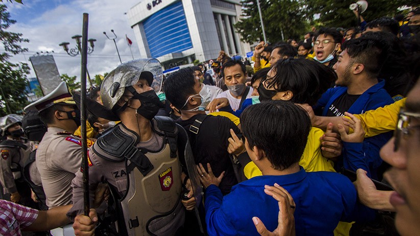 Aksi Tolak Pelemahan KPK di Banjarmasin Berakhir Ricuh - Bagian 2