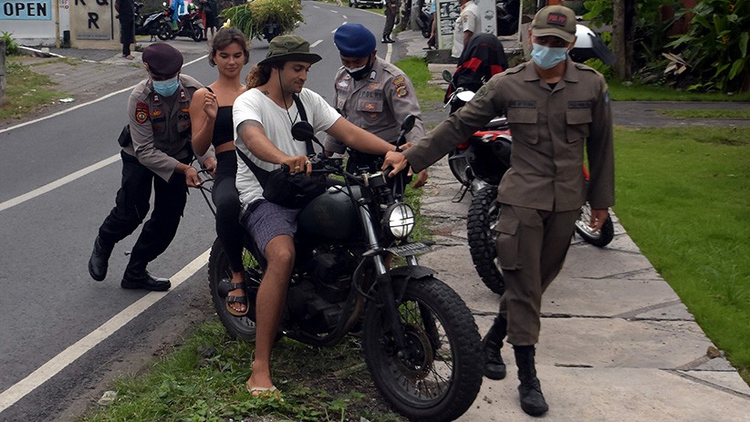 Belasan WNA Langgar Prokes Terjaring Razia Satgas Gabungan - Bagian 1