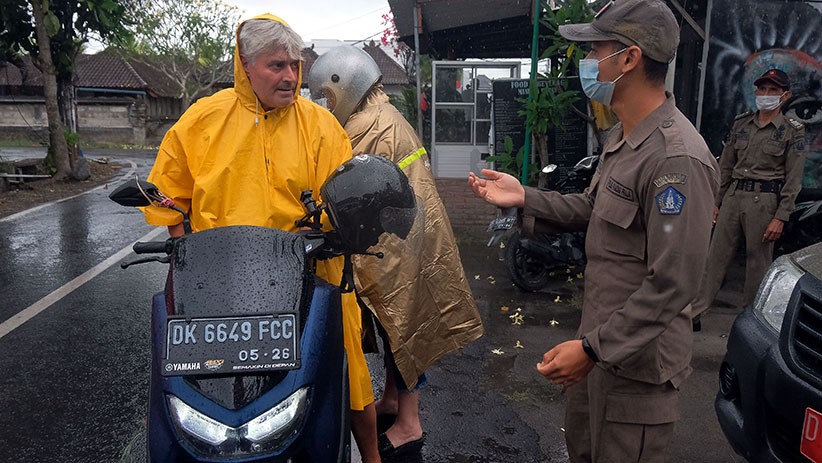 Belasan WNA Langgar Prokes Terjaring Razia Satgas Gabungan - Bagian 3