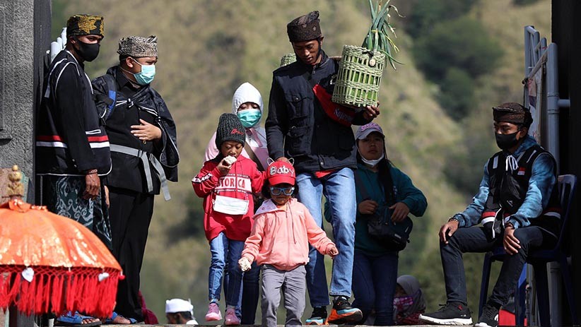 Ikuti Yadnya Kasada di Gunung Bromo, Warga Tengger Jalani Swab Test Antigen - Bagian 5