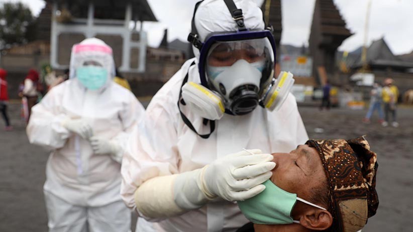 Ikuti Yadnya Kasada di Gunung Bromo, Warga Tengger Jalani Swab Test Antigen - Bagian 3