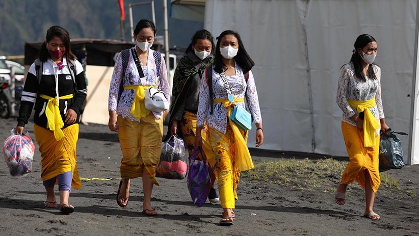 Ikuti Yadnya Kasada di Gunung Bromo, Warga Tengger Jalani Swab Test Antigen - Bagian 4