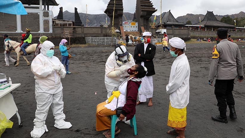 Ikuti Yadnya Kasada di Gunung Bromo, Warga Tengger Jalani Swab Test Antigen - Bagian 2
