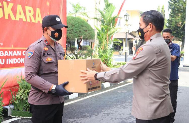 Baksos Hari Bhayangkara, Polda DIY Bagikan 1.600 Paket Sembako untuk Warga Terdampak Covid-19