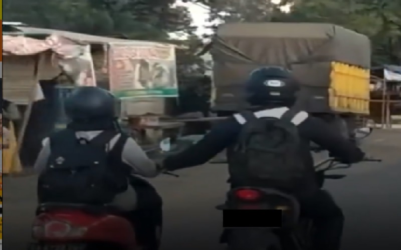 Video Viral Dua Pemotor Pacaran di Tengah Jalan, Netizen ...