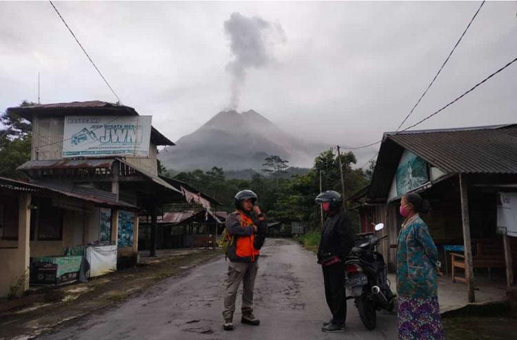 Merapi Muntahkan Wedus Gembel Sejauh 3 Kilometer, Hujan Abu Guyur Cangkringan dan Pakem