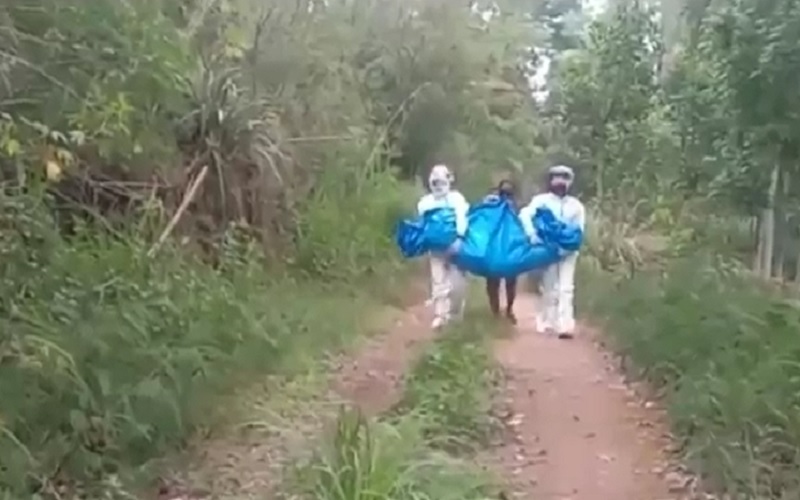Viral Jenazah Pasien Covid-19 Dibungkus Terpal Diangkut Dua Nakes