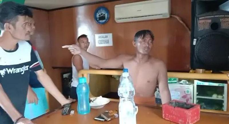 title 15 Jam Terombang-ambing di Laut, Nelayan asal Rembang Ditemukan Selamat 15 Jam Terombang-ambing di Laut, Nelayan asal Rembang Ditemukan Selamat