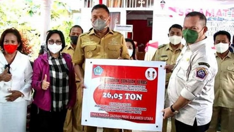 Pemprov Sulut Serahkan 26,05 ton Beras untuk 1.361 KK Terdampak Cuaca Ekstrem di Talaud