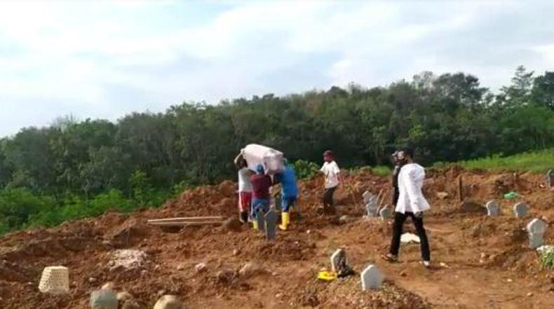 Jenazah Pasien Covid-19 Meningkat, Petugas Pemakaman di TPU Jatisari Semarang Kewalahan   