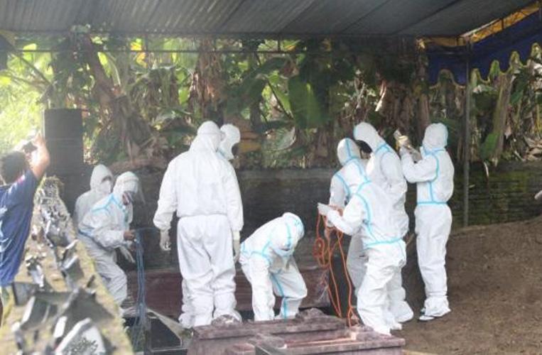  Duka Keluarga Iringi Pemakaman Nakes RSDC Wisma Atlet Meninggal akibat Covid-19 di Cilacap