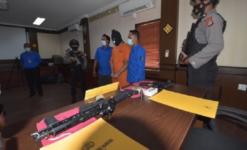 title Ditangkap karena Sabu, WNA Prancis Ternyata Simpan 3 Senpi dan Puluhan Peluru Ditangkap karena Sabu, WNA Prancis Ternyata Simpan 3 Senpi dan Puluhan Peluru