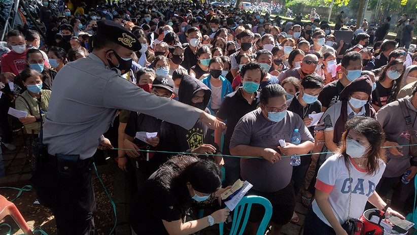 Ribuan Warga Membeludak dan Berkerumun Antre Vaksinasi Massal di Bali - Bagian 1