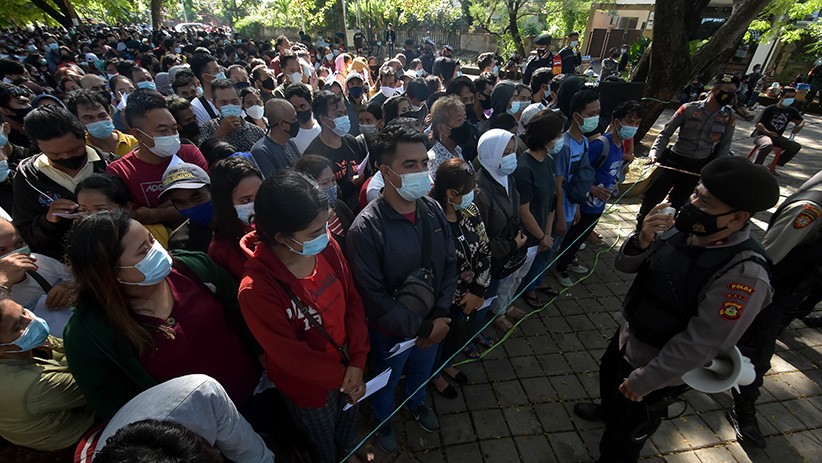 Ribuan Warga Membeludak dan Berkerumun Antre Vaksinasi Massal di Bali - Bagian 2