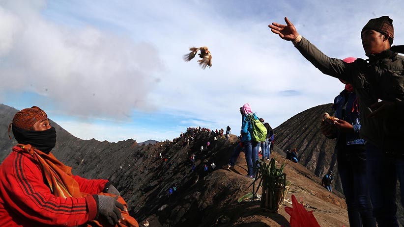 Umat Hindu Suku Tengger Larung Sesaji ke Kawah Gunung Bromo - Bagian 2