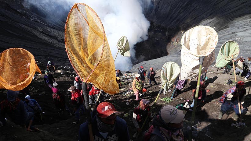 Umat Hindu Suku Tengger Larung Sesaji ke Kawah Gunung Bromo - Bagian 3