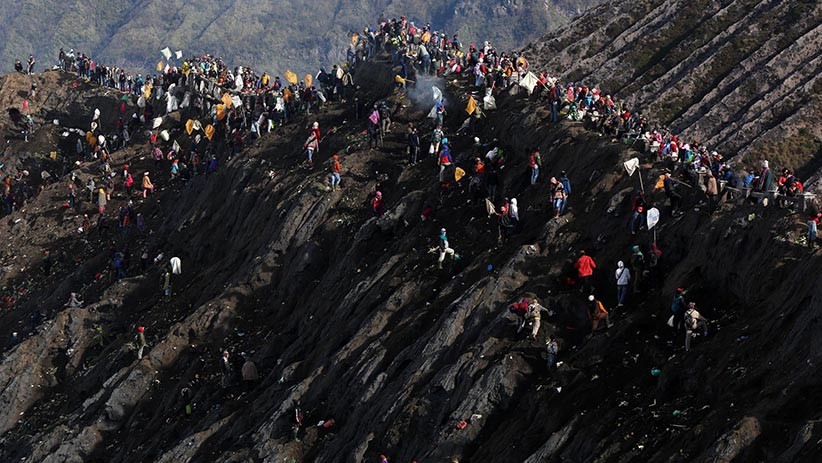 Umat Hindu Suku Tengger Larung Sesaji ke Kawah Gunung Bromo - Bagian 7