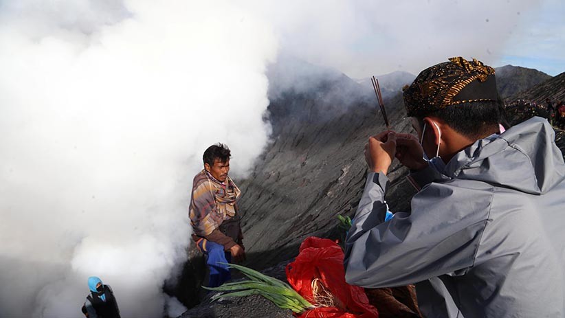 Umat Hindu Suku Tengger Larung Sesaji ke Kawah Gunung Bromo - Bagian 5