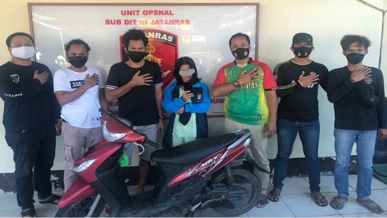 title Demi Melunasi Utang, IRT di Pangkalpinang Nekat Curi Uang dan Ponsel Penjual Burung Demi Melunasi Utang, IRT di Pangkalpinang Nekat Curi Uang dan Ponsel Penjual Burung