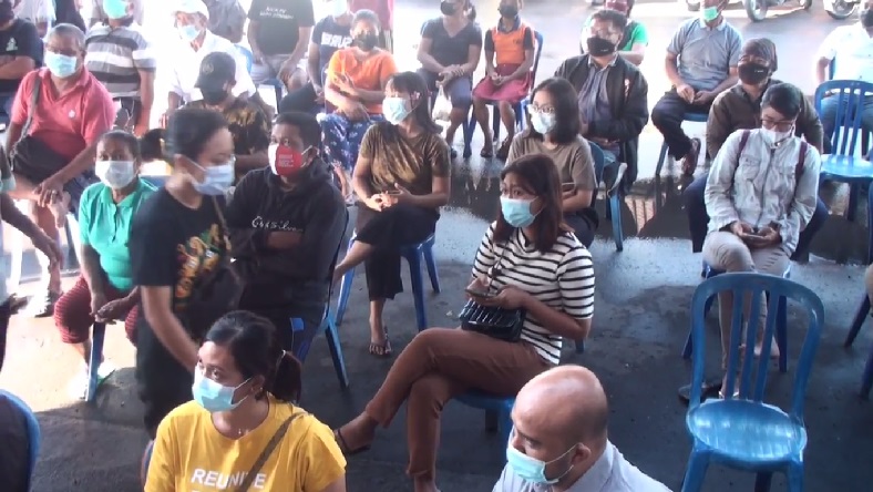 Sampai Antre, Ribuan Warga Gianyar Antusias Ikut Vaksin Massal di Balai Banjar