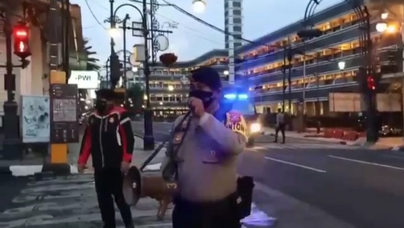 Nekat Selfie dan Berkerumun di Jalan Asia Afrika Bandung, Wisatawan Dibubarkan Polisi