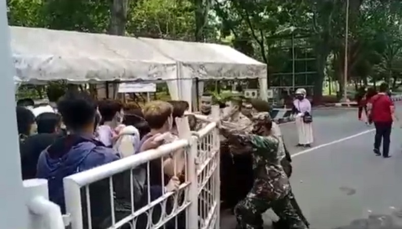 title Tak Sabar Divaksin, Ratusan Warga Banyuwangi Jebol Pagar Pembatas yang Dijaga Aparat  Tak Sabar Divaksin, Ratusan Warga Banyuwangi Jebol Pagar Pembatas yang Dijaga Aparat