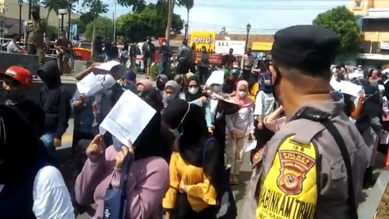 title Warga Majalengka Antusias dan Sambut Positif Vaksinasi Massal di GGM Warga Majalengka Antusias dan Sambut Positif Vaksinasi Massal di GGM