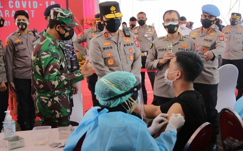 Tinjau Vaksinasi Massal, Kapolda Jatim Pastikan Target 116.100 Dosis Tercapai 