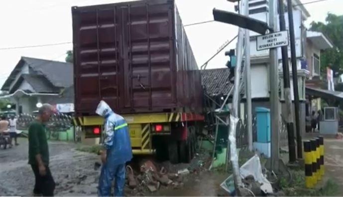 Kecelakaan di Tuban, Truk Trailer Tabrak Masjid dan Rumah Warga akibat Rem Blong