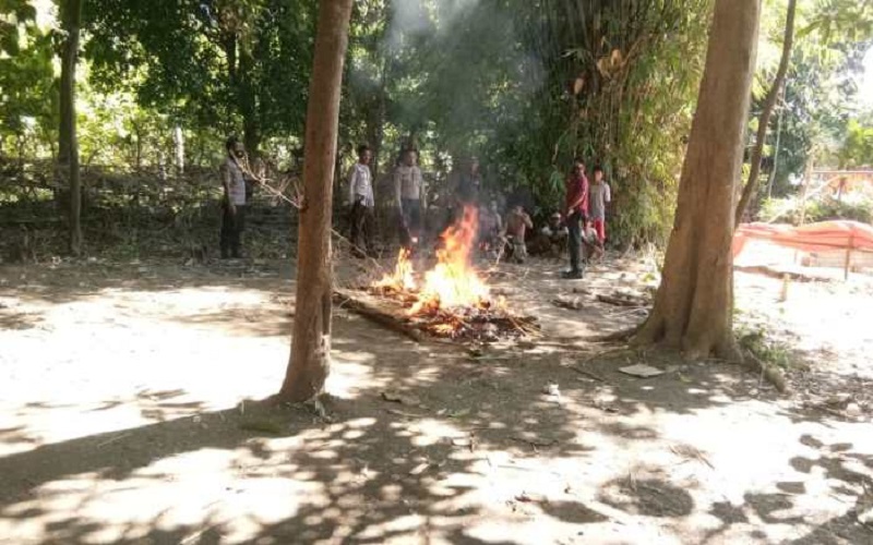 Gerebek Lokasi Judi, Polisi Bakar Gelanggang hingga Sembelih Ayam Aduan