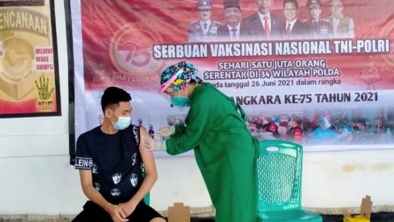Polres Minahasa Tenggara dan Dinas Kesehatan Vaksinasi 480 Warga 