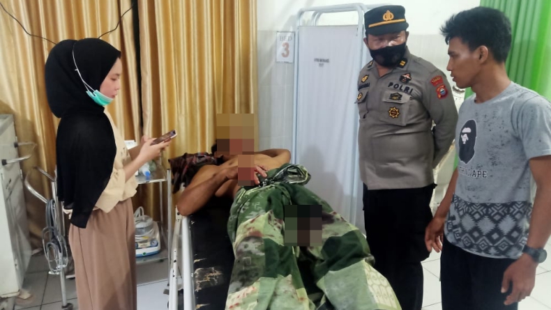 Wakapolsek Marang Pangkep Bantu Korban Kecelakaan yang Sudah Berlumuran Darah