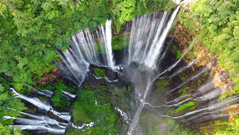 Indahnya Air Terjun Berbentuk Setengah Lingkaran di Kaki Gunung Semeru - Bagian 3