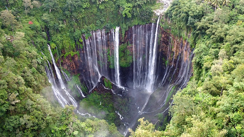 Indahnya Air Terjun Berbentuk Setengah Lingkaran di Kaki Gunung Semeru - Bagian 1